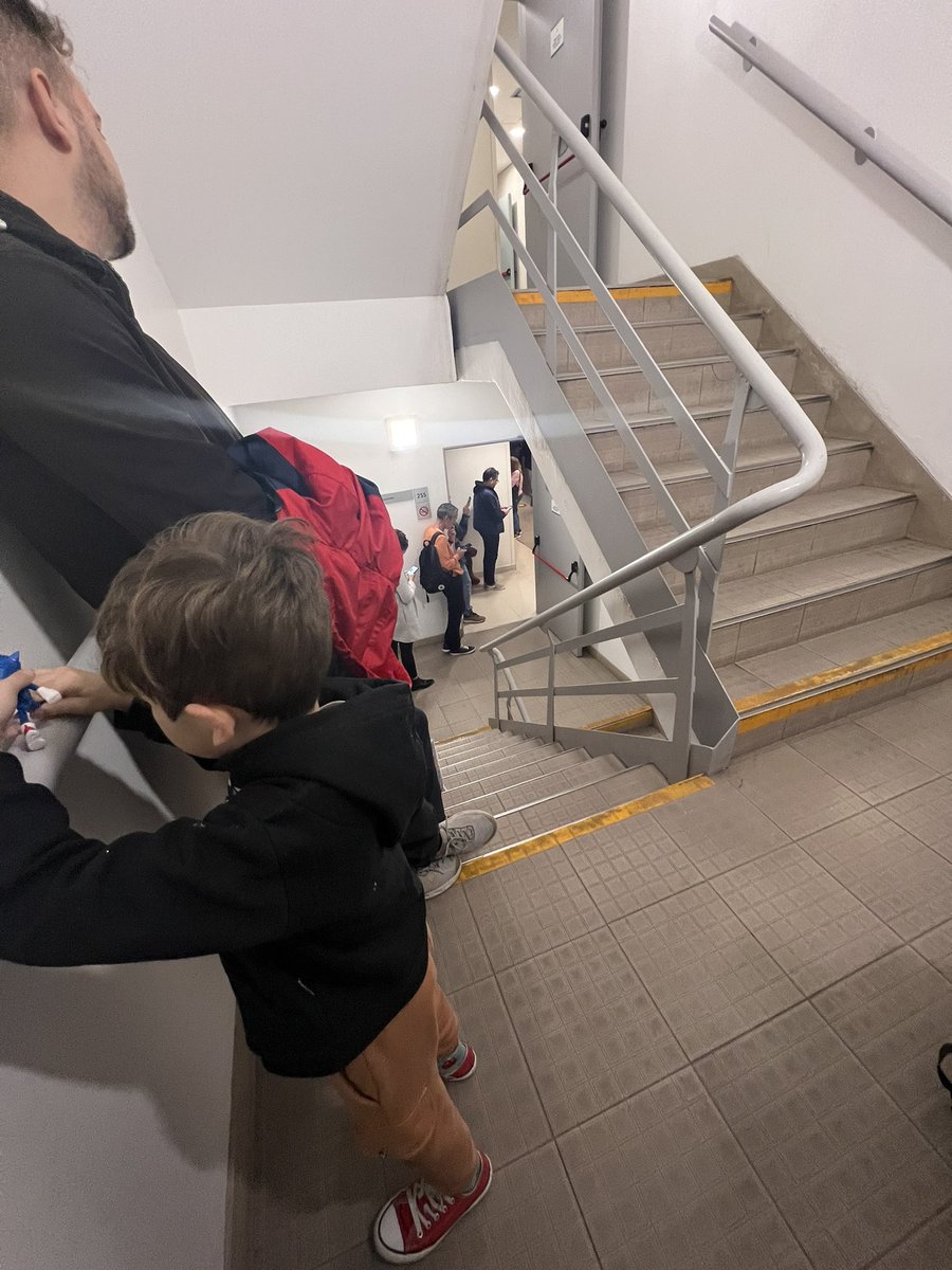 gi_salinas's tweet photo. El laboratorio de la clinica zabala de @SwissMedicalG peor que un público. Esperando que nos recepcionen en una escalera.  Hace media hora estamos asi y no avanza https://t.co/s267NQKNh5