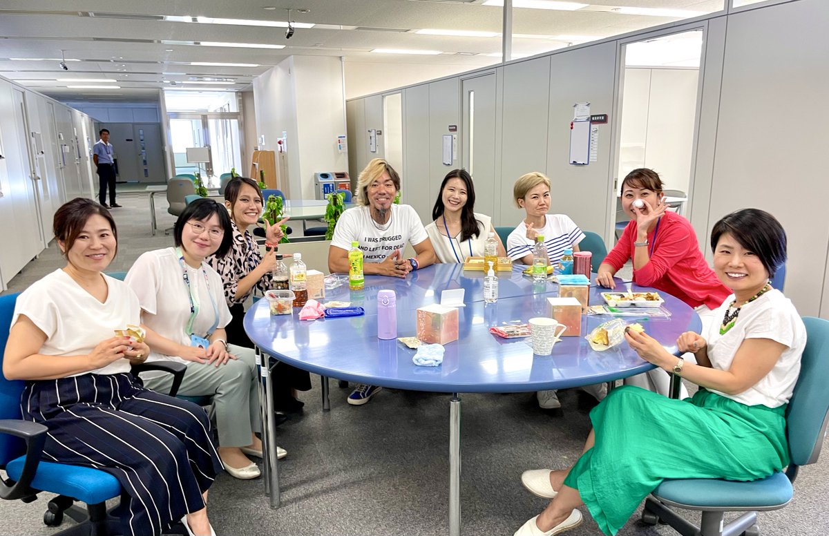 RK_English's tweet photo. 一人鼻の下伸びてますが👃
#リチャード川口教授 #産能 #SANNO #SANNOUNIVERSITY #SEP #SANNOEnglishProgram https://t.co/T4I3wDOxzi