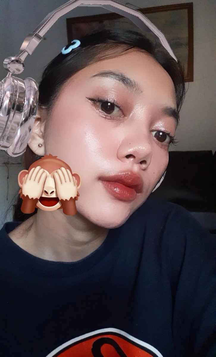 mnsiahokii's tweet photo. Makeup hack edisi eyeliner habis 😭👊 

Mana hasilnya jg kek pake eyeliner asli aja 😭 #makeuphacktutorial https://t.co/w5SRCYAJeF