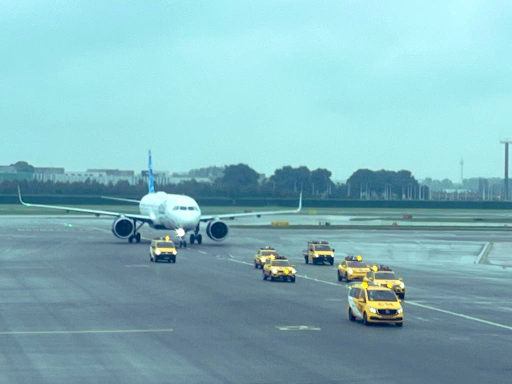 MajaGedosev's tweet photo. We are officially in Amsterdam!! Our 3rd city and 7th daily flight across the Atlantic!! Thank you @Schiphol team for your warm welcome!! We love it here! 💙✈️🇳🇱🇺🇸🍾🥂@JFKairport @JetBlue #jetblue #proud #ilovemyjob https://t.co/HdekXVoE8V