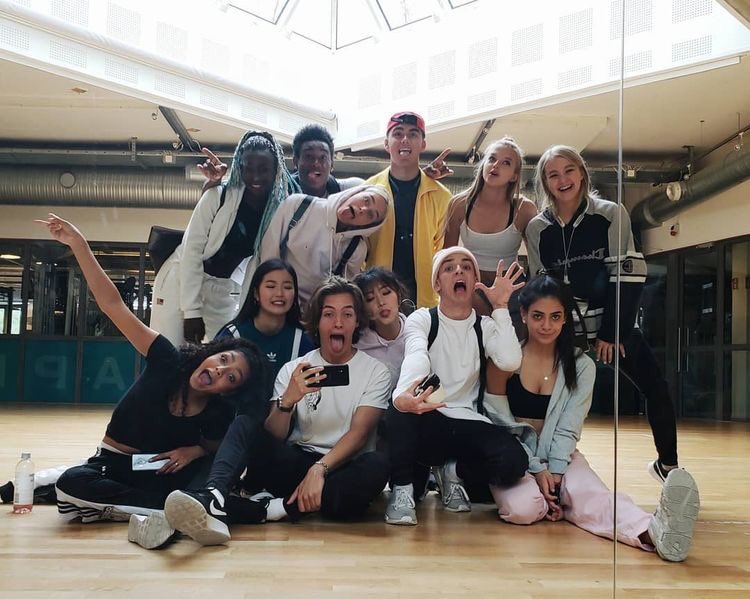avanbini's tweet photo. Happy anniv mga mahal kit wala na kayo @NowUnitedMusic https://t.co/oglIeXSV1y