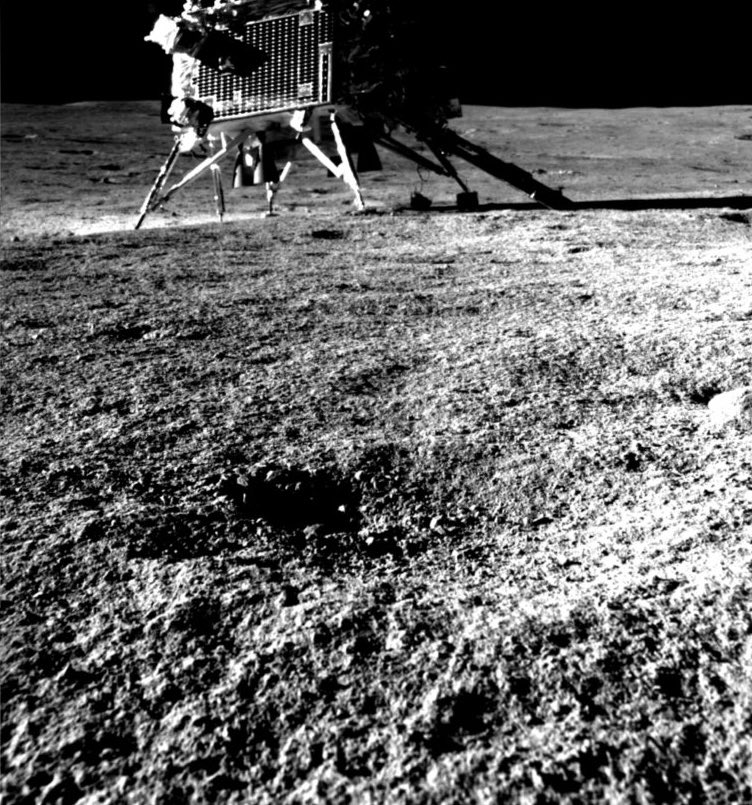 thePrimalSpace's tweet photo. Chandrayaan-3’s rover has taken an image of its lander on the lunar surface! 🌑 https://t.co/TucGuss11t