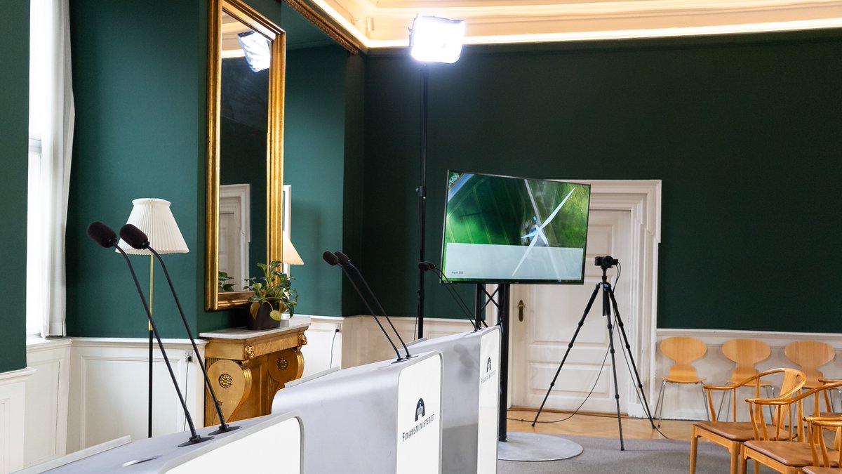Finansmin's tweet image. Finansminister @NWammen inviterer til pressemøde i morgen d. 31 august kl. 12.30 om finanslovforslaget for 2024 og Økonomisk Redegørelse.

Foruden finansministeren deltager vicestatsminister og økonomiminister @JakobEllemann og kulturminister @engelschmidt

#dkpol #dkøko