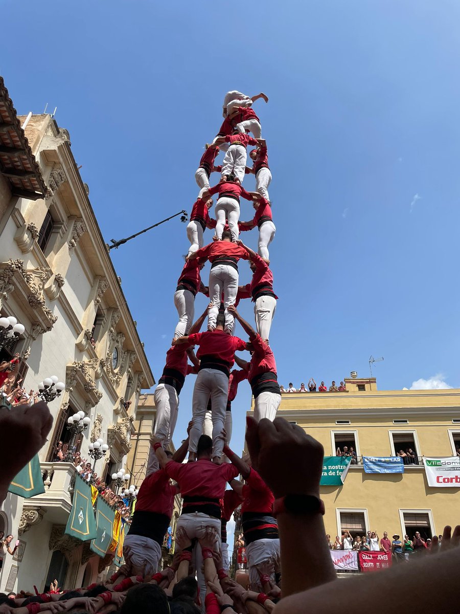 A la segona ronda de #SantFèlix descarreguem el 4de9 net. El primer que fem amb una dona (<a href="/jmontserrat99/">Júlia Montserrat</a>)al pis de quarts.
#castellers #castelleres #castells