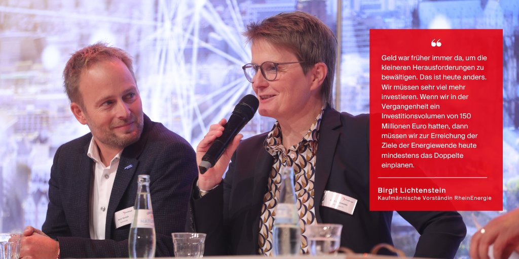 Finanzierung und Bezahlbarkeit der #Energietransformation. Kaufmännische Vorständin Birgit Lichtenstein im Plenum mit Tilo Hacke, Mitglied des Vorstands @DKB_de, Gerd Inden, Direktor bei Ford Land und Martin Murrack, Stadtdirektor und Kämmerer der @DuisburgStadt.