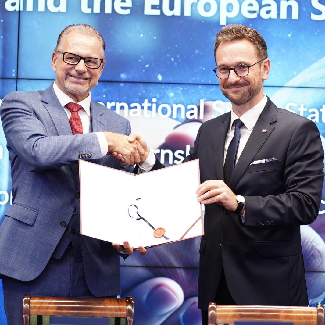 Sławosz Uznański-Wiśniewski (@astro_slawosz) on Twitter photo On August 29, 2023, @ESA Director General Dr. <a href="/AschbacherJosef/">Josef Aschbacher</a> and <a href="/waldemar_buda/">Waldemar Buda</a>, Minister of Development and Technology of Poland, signed agreements on programs to support the development of the Polish #space sector. More: polsa.gov.pl/en/news/poland…
<a href="/MRiTGOVPL/">Ministerstwo Rozwoju i Technologii</a> <a href="/POLSA_GOV_PL/">Polska Agencja Kosmiczna</a> On August 29, 2023, @ESA Director General Dr. <a href="/AschbacherJosef/">Josef Aschbacher</a> and <a href="/waldemar_buda/">Waldemar Buda</a>, Minister of Development and Technology of Poland, signed agreements on programs to support the development of the Polish #space sector. More: polsa.gov.pl/en/news/poland…
<a href="/MRiTGOVPL/">Ministerstwo Rozwoju i Technologii</a> <a href="/POLSA_GOV_PL/">Polska Agencja Kosmiczna</a>