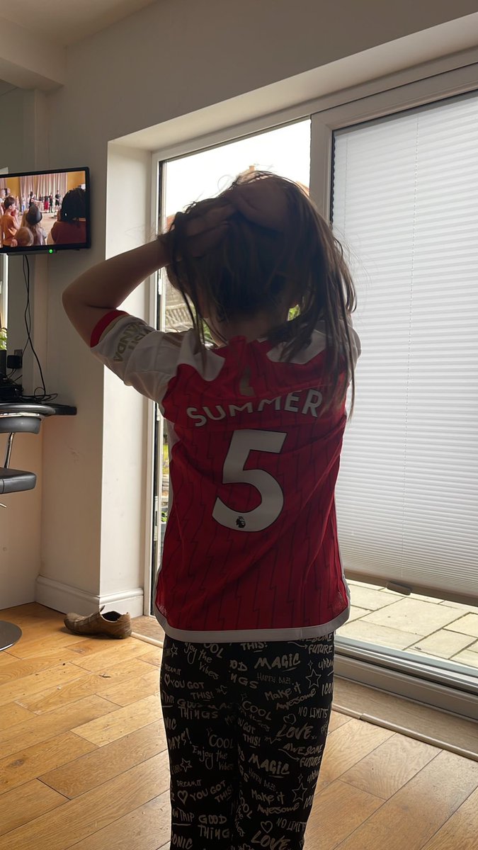 CottonSoft's tweet photo. Very happy little girl. Guess who her favourite player is? @Arsenal https://t.co/hZaVDyKljK