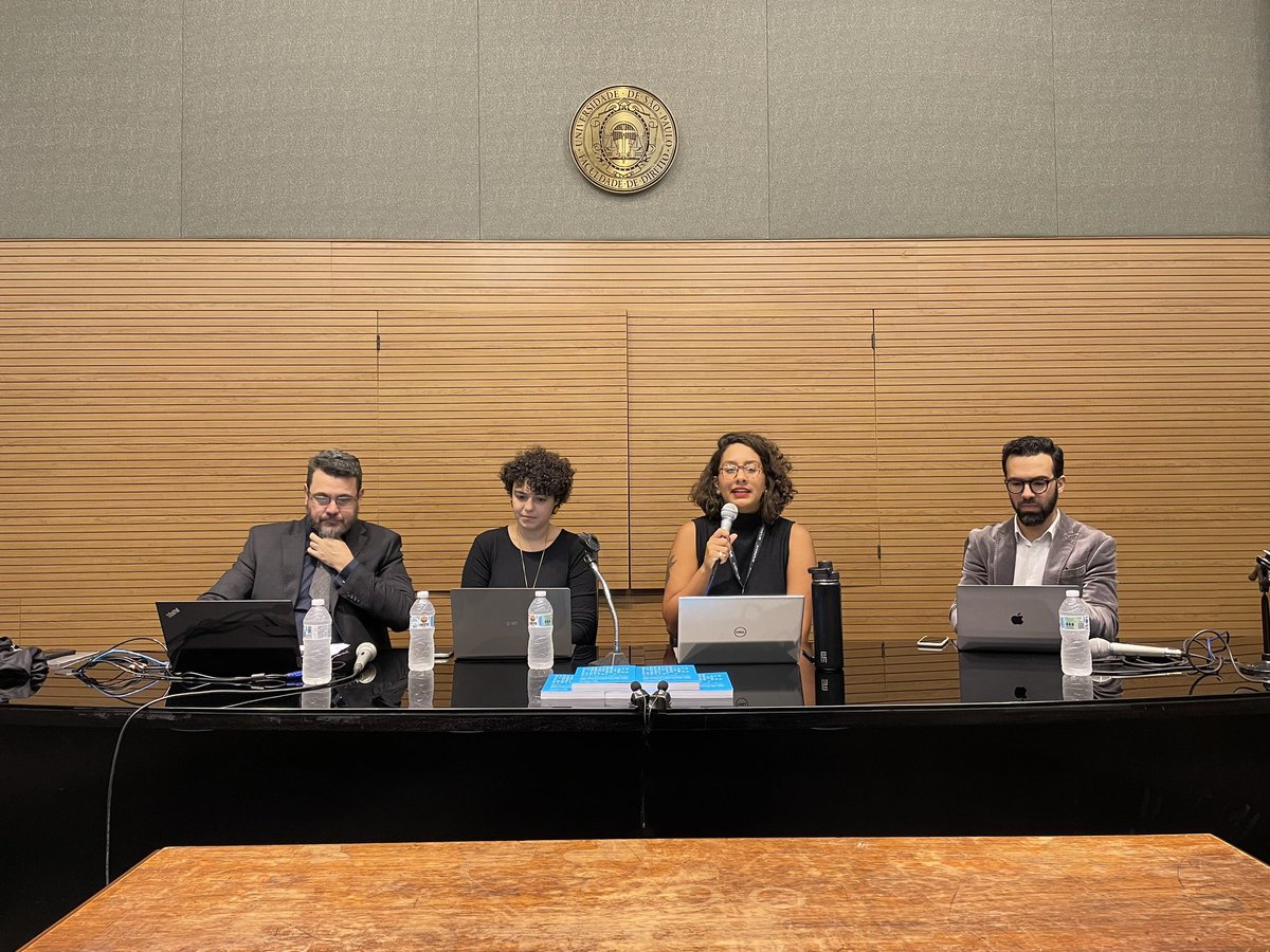 Com moderação de Clarice Tavares, coordenadora da área de Desigualdades e Identidades do InternetLab, iniciamos a mesa “Sistemas de spyware e o
tratamento de dados por órgãos de defesa nacional”, com Ulisses Pascolati Junior, Raissa Belintani e Yuri Luz.