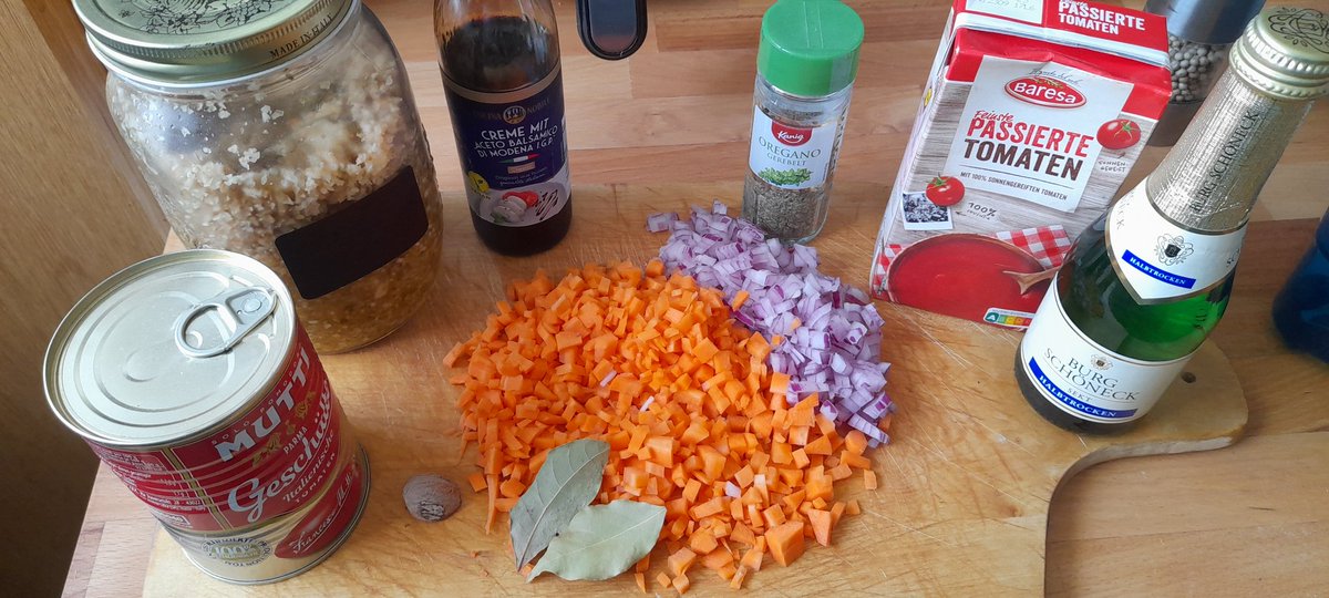 THerzlieb's tweet photo. Ich sterbe so lecker riecht es hier. Köchelt nur schonmal zwei Stündchen vor für morgen.

Drin ist Karotte, Zwiebel, Salzgemüse, Muskat, Lorbeer, Dosentomaten, passierte Tomaten, Prosecco, Knoblauch, Crema Balsamico, Pfeffer, Knoblauch, veggie Hack.

#Bolognese
#timkocht
#vegan https://t.co/ht7b7x3BJV