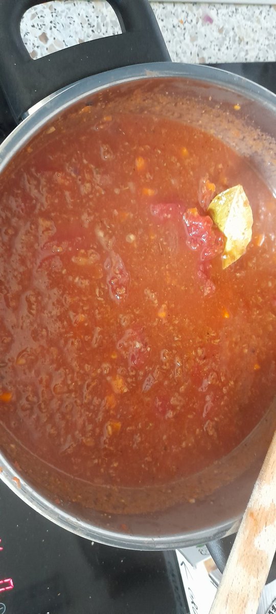 THerzlieb's tweet photo. Ich sterbe so lecker riecht es hier. Köchelt nur schonmal zwei Stündchen vor für morgen.

Drin ist Karotte, Zwiebel, Salzgemüse, Muskat, Lorbeer, Dosentomaten, passierte Tomaten, Prosecco, Knoblauch, Crema Balsamico, Pfeffer, Knoblauch, veggie Hack.

#Bolognese
#timkocht
#vegan https://t.co/ht7b7x3BJV