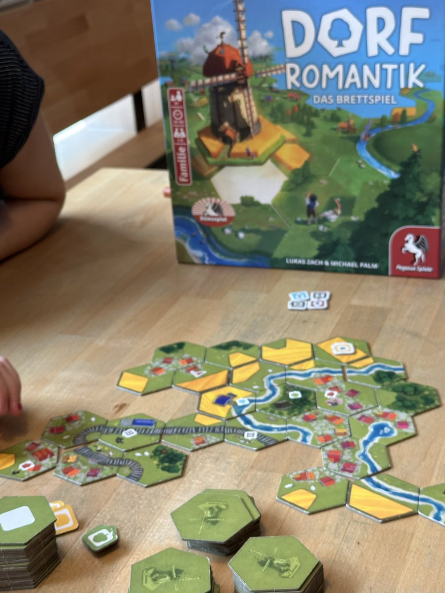 bkmann140679's tweet photo. Und dann noch kurz mit der Familie im #FreiSpiel vorbei geschaut. Was spielt man da?
Natürlich das aktuelle @SpieldesJahres #Dorfromantik bei @pegasusspiele vom
@Seetroll
Auf jeden Fall einen Besuch wehrt. #FLGS
@Freiburgspiel https://t.co/0ZsAjEs8Xr