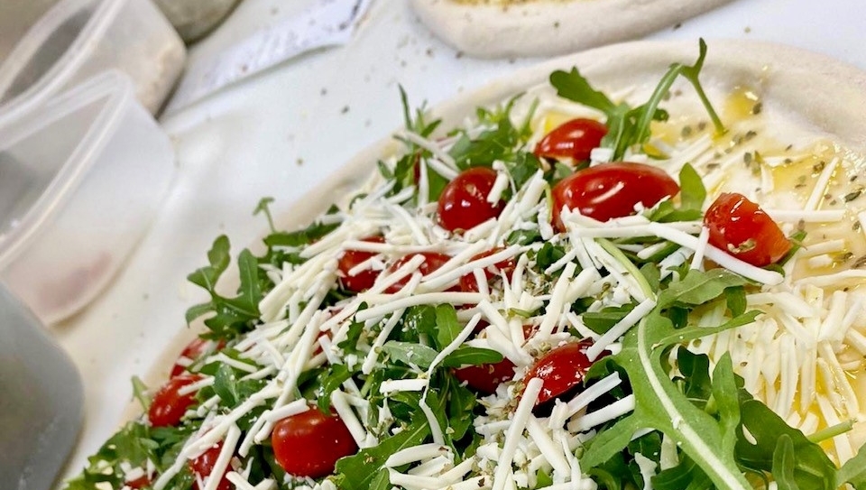 Don't forget that Harpo's Pizza is very Vegetarian &amp; Vegan friendly, most of our pizza's have the option to change from normal mozzarella to our highly rated vegan mozzarella 🍕  "its the best vegan pizza we have ever had" 

#vegi #vegan #inclusive #takeaway #pizza #plantbased