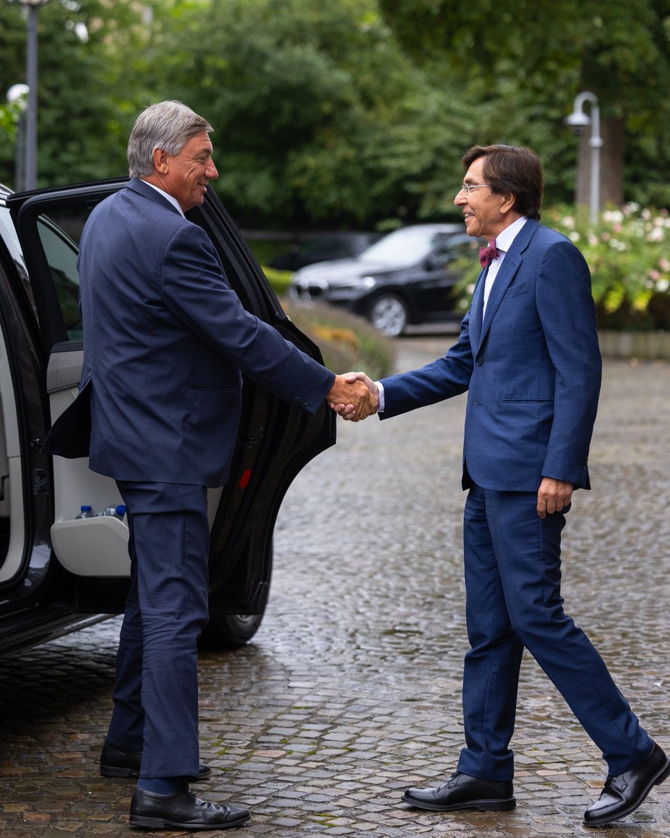 Réunion ce mercredi à Namur avec mon homologue flamand <a href="/JanJambon/">Jan Jambon</a>. Nous avons discuté coopération régionale, emploi et présidence belge de l'UE. Notre priorité est de renforcer les liens entre politiques, entreprises et citoyens de Wallonie et de Flandre. 🤝