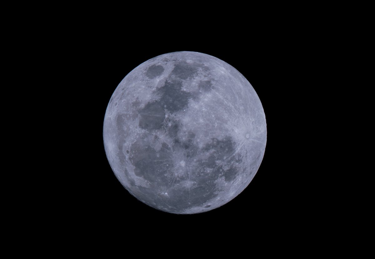 Tawan_V's tweet photo. เอา Super blue moon มาฝาก 💙🌑
จากเลนส์ 400*2*2 mm https://t.co/bgRIa4atPH