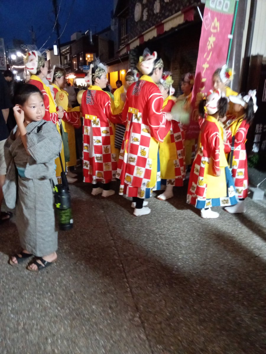 kuma_bot999's tweet photo. #yorumode
#ヨルモウデ
#オドリモウデ
最初から。
生まれて初めての #豊川稲荷
長男に別件でどこにいる?と連絡取ったらさっき豊橋にいたと
自分に似て神出鬼没なやつw
チケットで入場できるのかと思いきやチケットを整理券(LINE)に交換。94番
順番もうすぐですのLINE通知があり19:15に入れた。 https://t.co/f7BEWOKYks