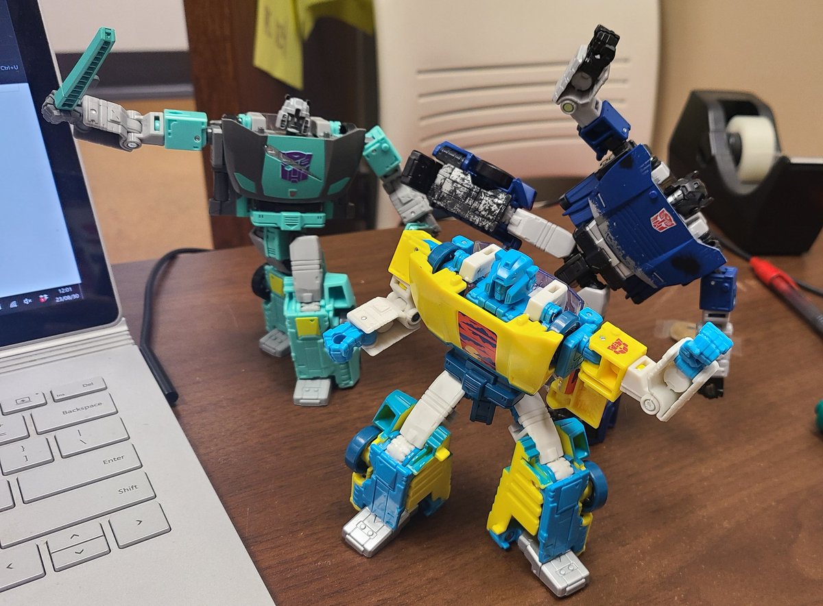 BeratnasGas's tweet photo. Apparently, I'm one of those guys with a favorite bot design. These transform so slick. Love them all. #Transformers https://t.co/UTSrqPrqOH