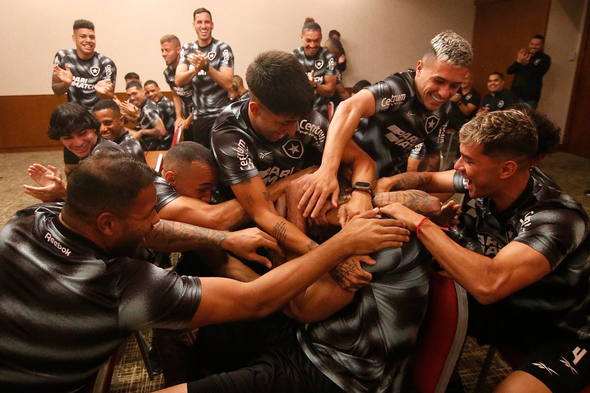 Botafogo's tweet photo. Comemora, Família Botafogo! Nosso monstro Lucas Perri é Seleção! 🥳🇧🇷🧤 #VamosBOTAFOGO 

📸 Vítor Silva/ BFR https://t.co/GOOazF9ygf