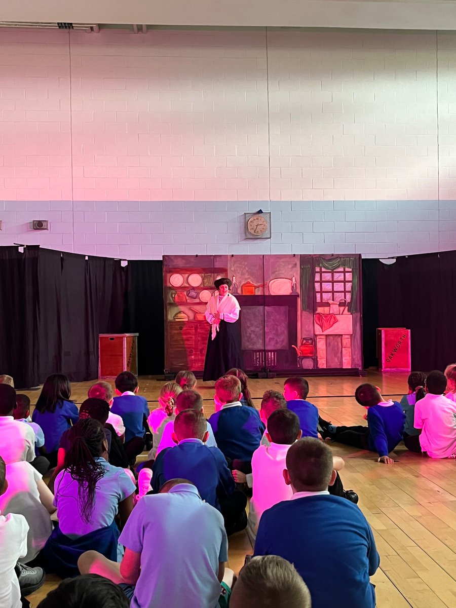 saracenprimary's tweet photo. @MandMTheatrical enthralled our P3-7s with an adaptation of The Railway Children. #theatreforall #literacyforall #richlearning https://t.co/OitsZm6X0j