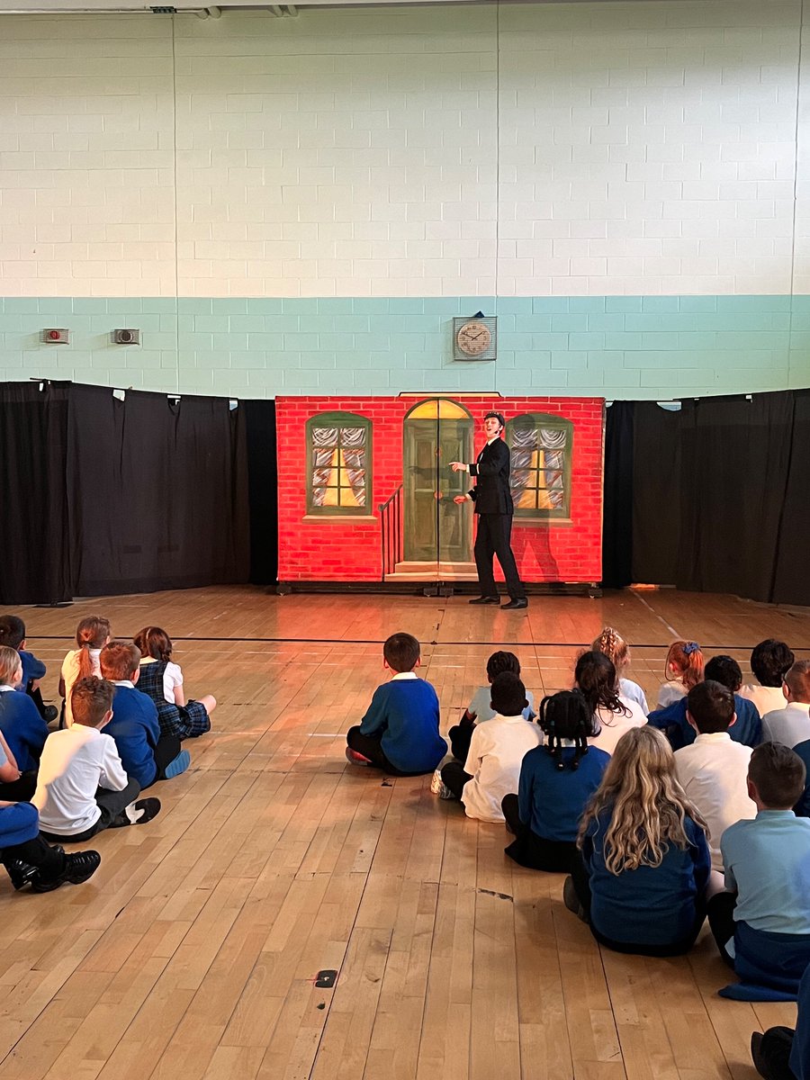 saracenprimary's tweet photo. @MandMTheatrical enthralled our P3-7s with an adaptation of The Railway Children. #theatreforall #literacyforall #richlearning https://t.co/OitsZm6X0j