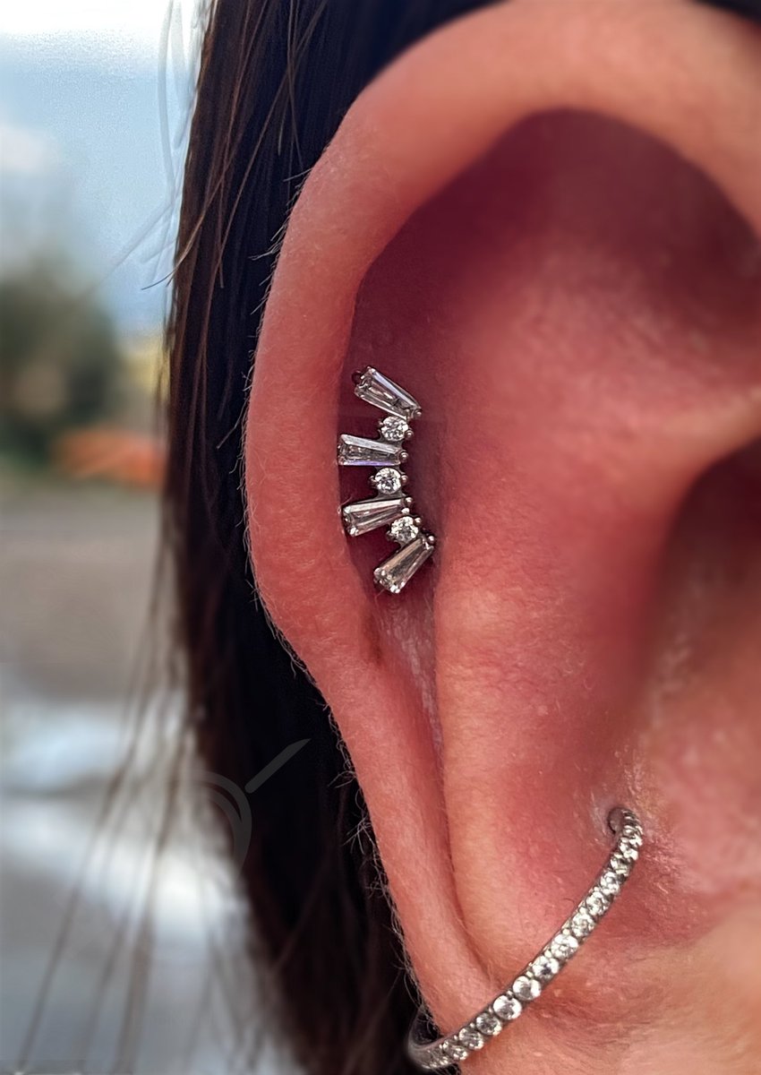 DavidReifert's tweet photo. #helixpiercing  perforación realizada con Top Cluster de cristales blancos 🤍 montados sobre titanio, continuando el juego de cristales colocados antes en el Conch 💎 #conchpiercing #earpiercing #piercingproject #crystaljewelry #safepiercing #piercingseguro #titaniumjewelry https://t.co/kckpgy3Fs8