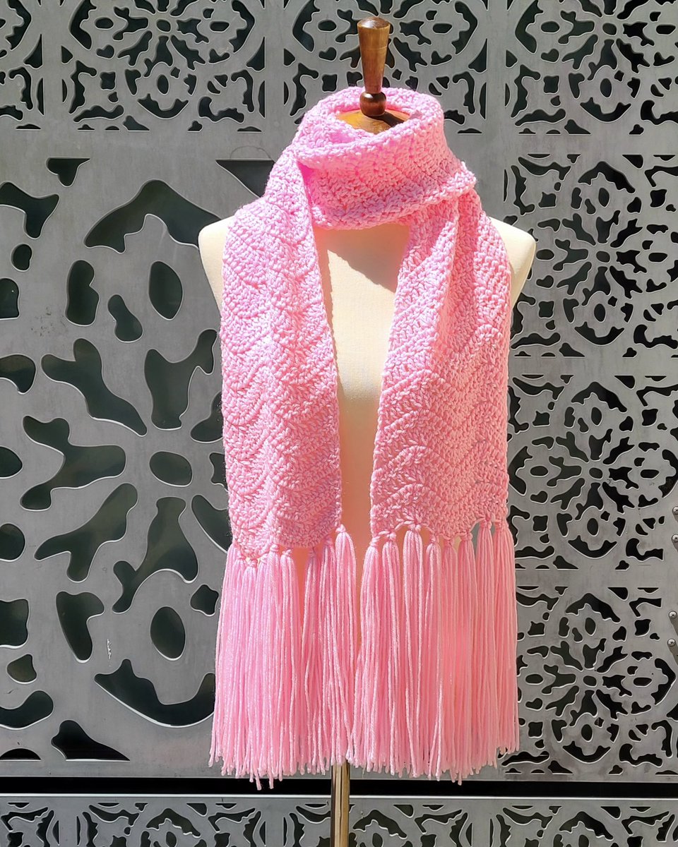 cloverusa's tweet image. how many ways can you think of to style a scarf? personally i always have trouble thinking of different variations, so here are a few ideas! summer's almost over, so make sure to save this for your future fall outfits 🍁🌿🍂

#clover #cloverusa
#clovertools #cloverneedlecraft