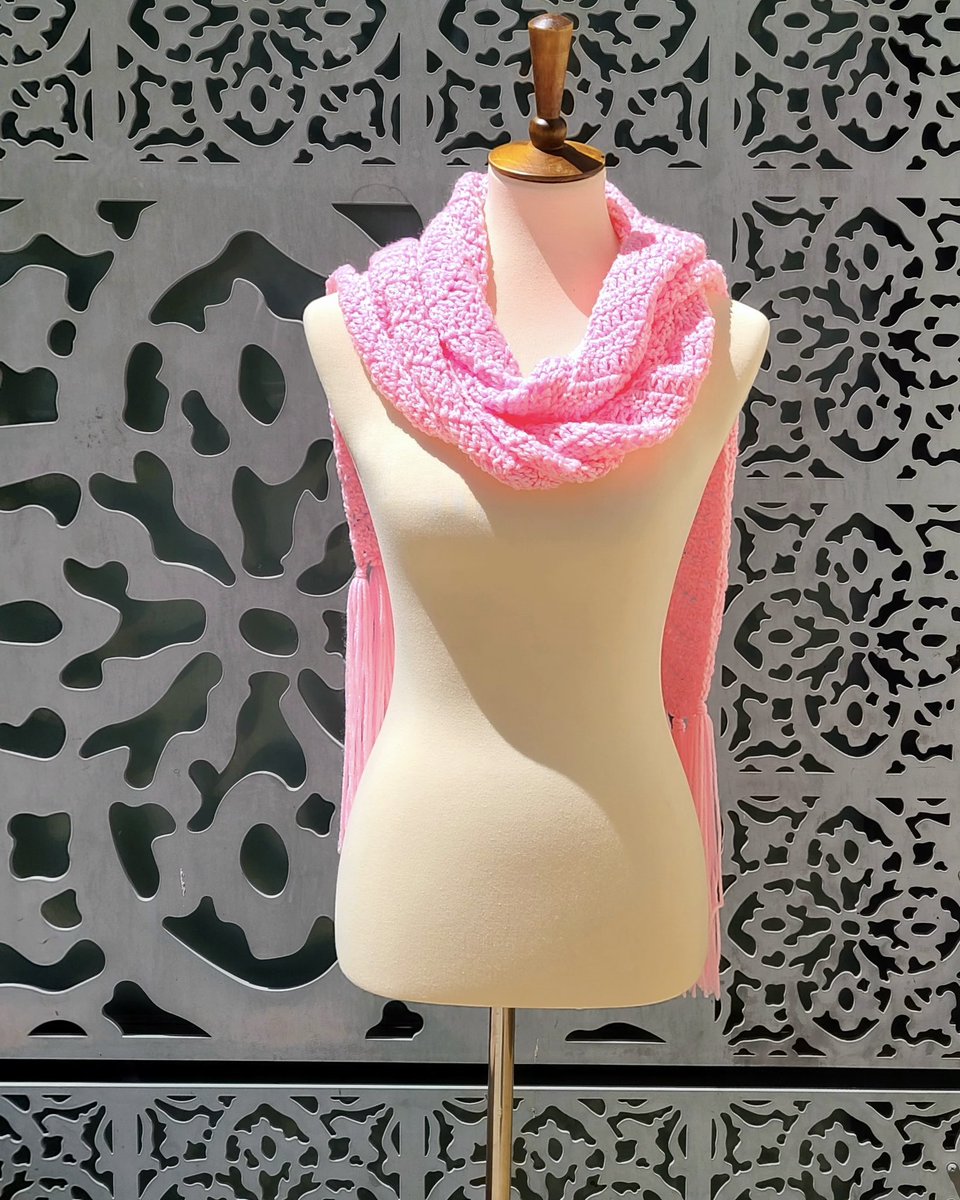 cloverusa's tweet image. how many ways can you think of to style a scarf? personally i always have trouble thinking of different variations, so here are a few ideas! summer's almost over, so make sure to save this for your future fall outfits 🍁🌿🍂

#clover #cloverusa
#clovertools #cloverneedlecraft