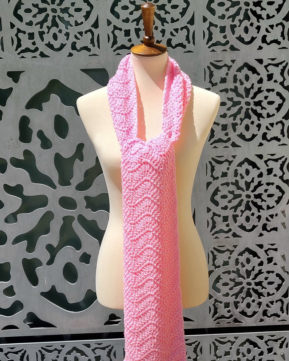 cloverusa's tweet image. how many ways can you think of to style a scarf? personally i always have trouble thinking of different variations, so here are a few ideas! summer's almost over, so make sure to save this for your future fall outfits 🍁🌿🍂

#clover #cloverusa
#clovertools #cloverneedlecraft