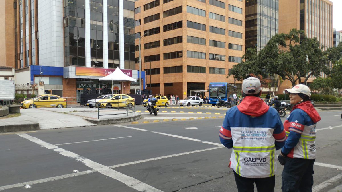 personeriabta's tweet photo. #AEstaHora El grupo #GAEPVD hace monitoreo del escenario de protesta pacífica convocado por el magisterio en la ciudad. Desde la @personeriabta garantizamos este derecho fundamental así como el de ciudadanos que se movilizan por diferentes corredores viales de la capital. https://t.co/jIKFIUqtoA