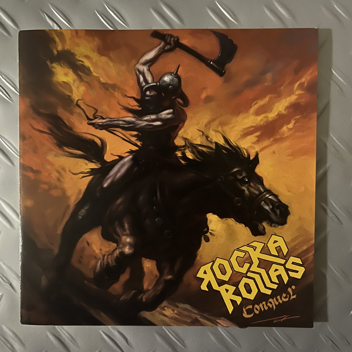 brutish_steel's tweet photo. 仕事中に聴くHEAVY METAL。
SINTAGE
「PARALYZING CHAINS」
ROCKA ROLLAS
「CONQUEST」
#仕事中に聴くHEAVYMETAL
#SINTAGE
#ROCKAROLLAS
まだまだ暑い日が続きますね🥵
フォロワーの皆様、ご自愛下さい。 https://t.co/eEZqdSAOun