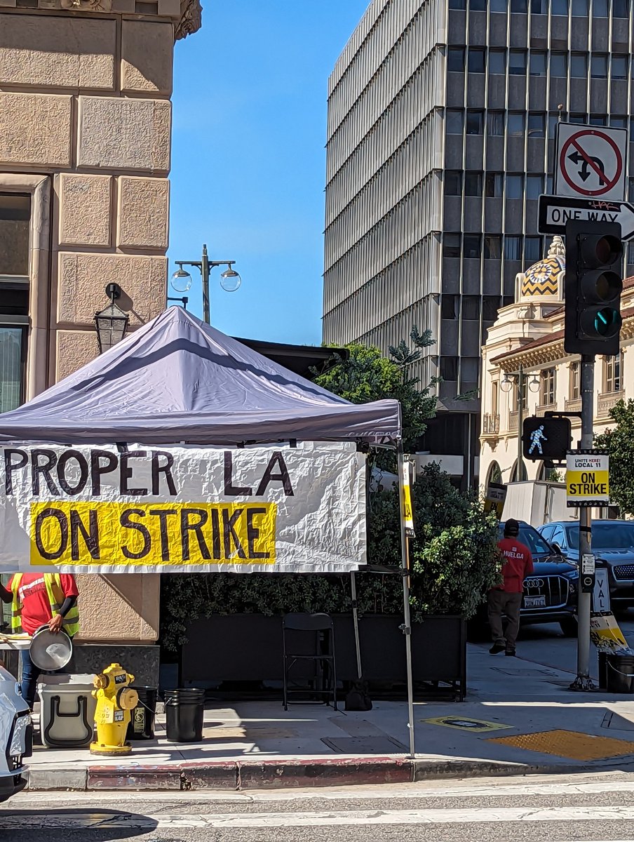 julie_wronski's tweet photo. #APSA2023 is getting off to a great start... Saw a strike and a fire before I even got to the preconference. #APSAonStrike #APSAonFire 🔥 https://t.co/N0AaJOLxxz