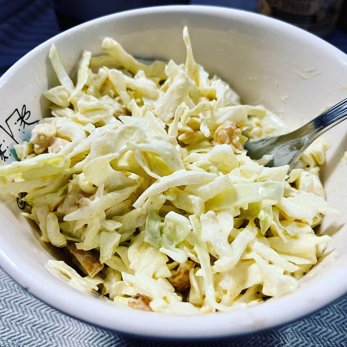 elly_emf38's tweet photo. Zoooo lekker !!
#spitskool fijngesneden met wat gember- en kerriepoeder, een portie gehakte cashewnoten en een vleugje mayonaise 🥰
#smakelijketen #homemadefood #fresh https://t.co/781mUknRje