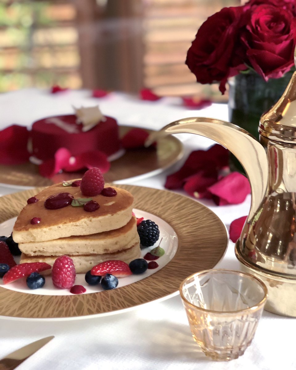 FSKuwait's tweet image. إفطار رومانسي لشخصين يقدم في جو من الهدوء والسكينة بجانب المسبح. 💕
احتضن سحر الكابانا الخاصة بك وأنت تتذوق مجموعة إفطار لذيذة واستمتع بأشعة الشمس.

#FSKuwait #FourSeasons #ExperienceFS #Cabana #Pool