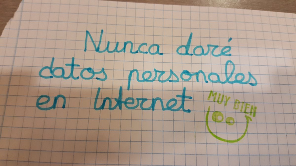 policia's tweet photo. ¿Tus hijos 👧👦 tienen redes sociales? 

Es importante que les expliques la importancia de mantener su #privacidad a salvo 

Por eso ⤵

Háblales de los riesgos que existen en las #rrss porque online no todo el mundo es quién dice ser 

#grooming 
#UnoDeCadaCincoDelitos https://t.co/Q1iIhwaq54