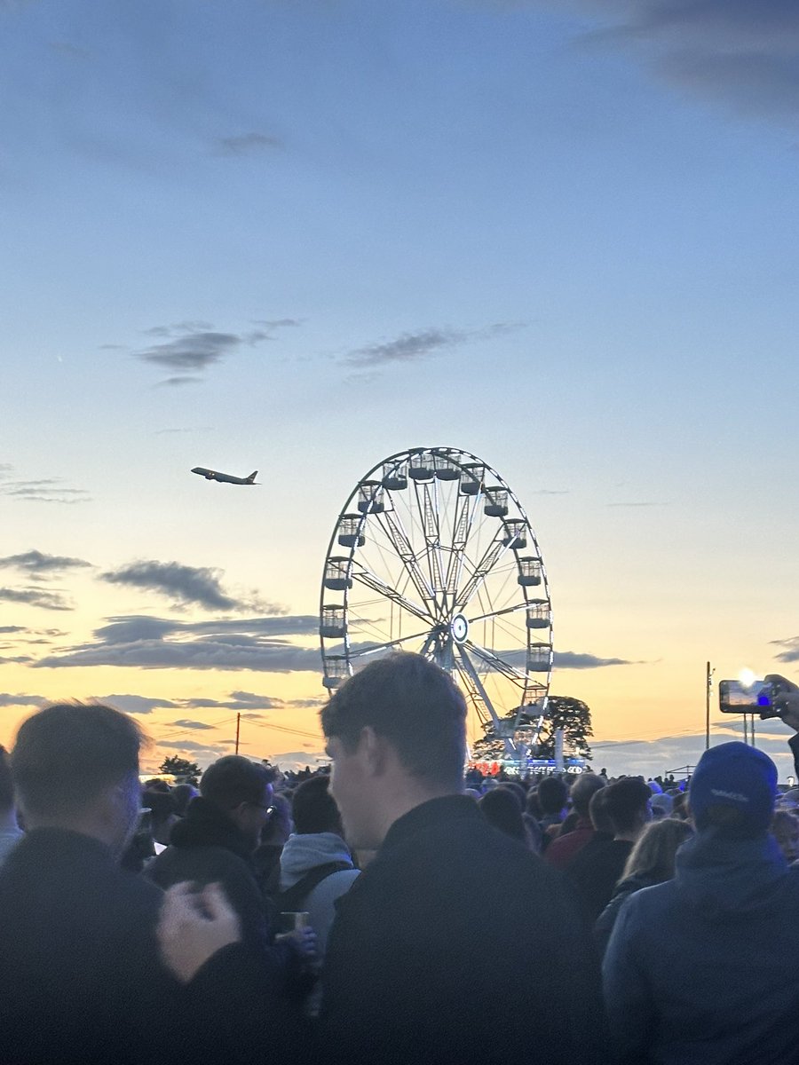 a_goode's tweet photo. Excellent night in Edinburgh for The Killers and some plane spotting! 🎶 Johnny Marr blasting some Smiths classics too 🎵 https://t.co/JP38kyXGAI