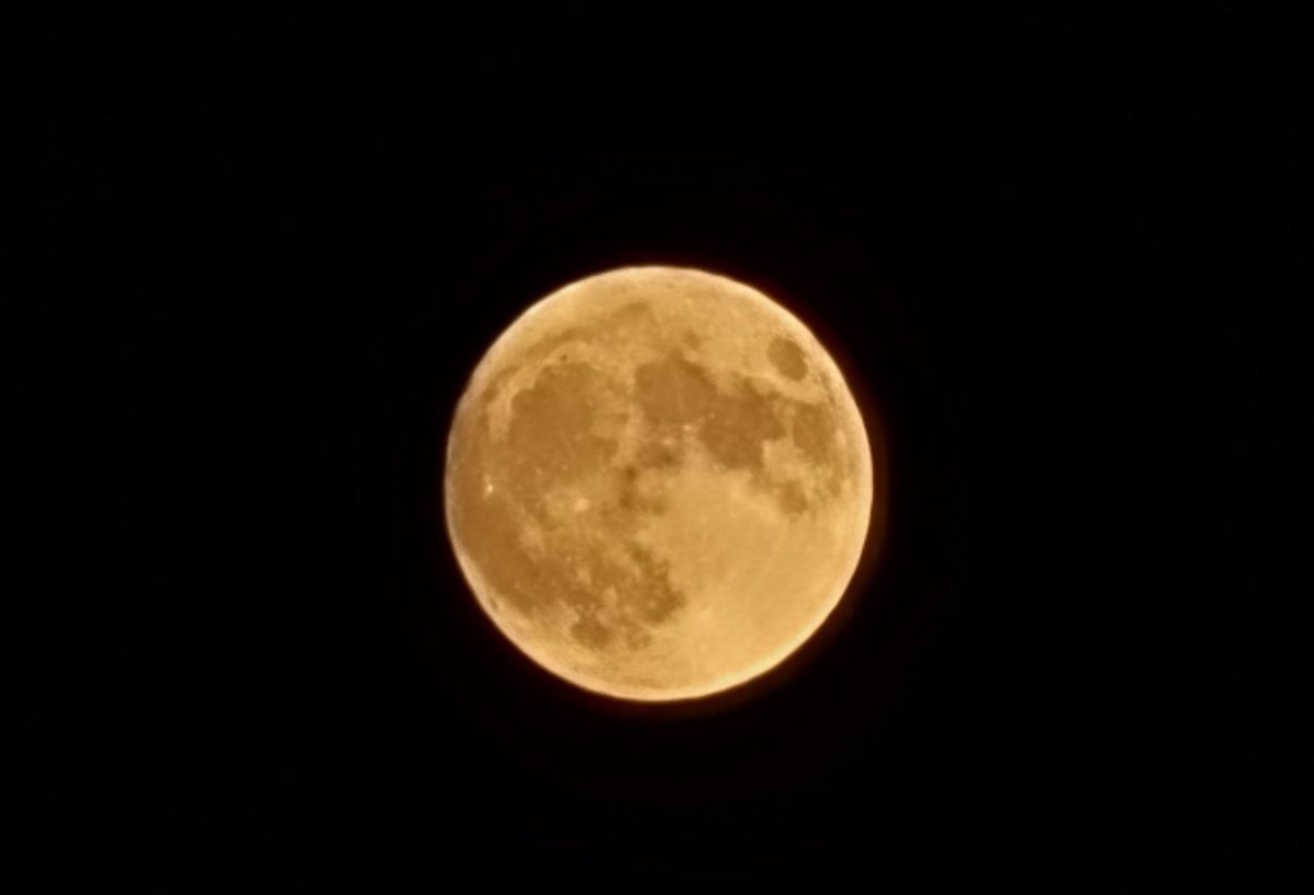 Leila1H's tweet image. Blue super moon... Heard it won&apos;t recurr until 2037.
No filter used at all
Just #samsung #galaxynote 20 lense.