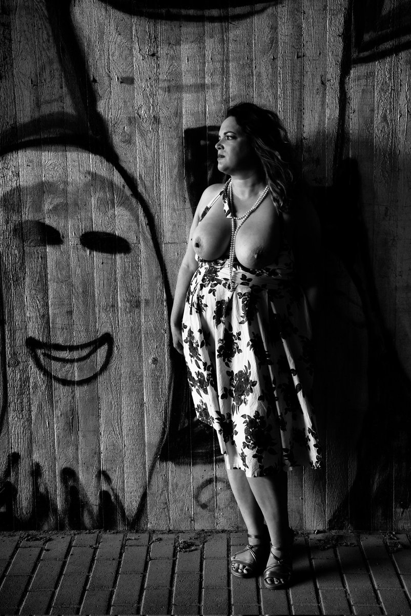 OfFiddler's tweet photo. Fear of the Dark
Is it safe to reach the exit?
May I pass the smiling ghost?
Will I be more sucessful with flashed boobs?
Danke liebe Tanja für unser gemeinsam entwickeltes Kopfkino-Werk. Ich bin stolz auf uns.
Insta hat es gelöscht. Daher nur hier.
#filmnoir #boobsflash https://t.co/UGKciG3LUQ