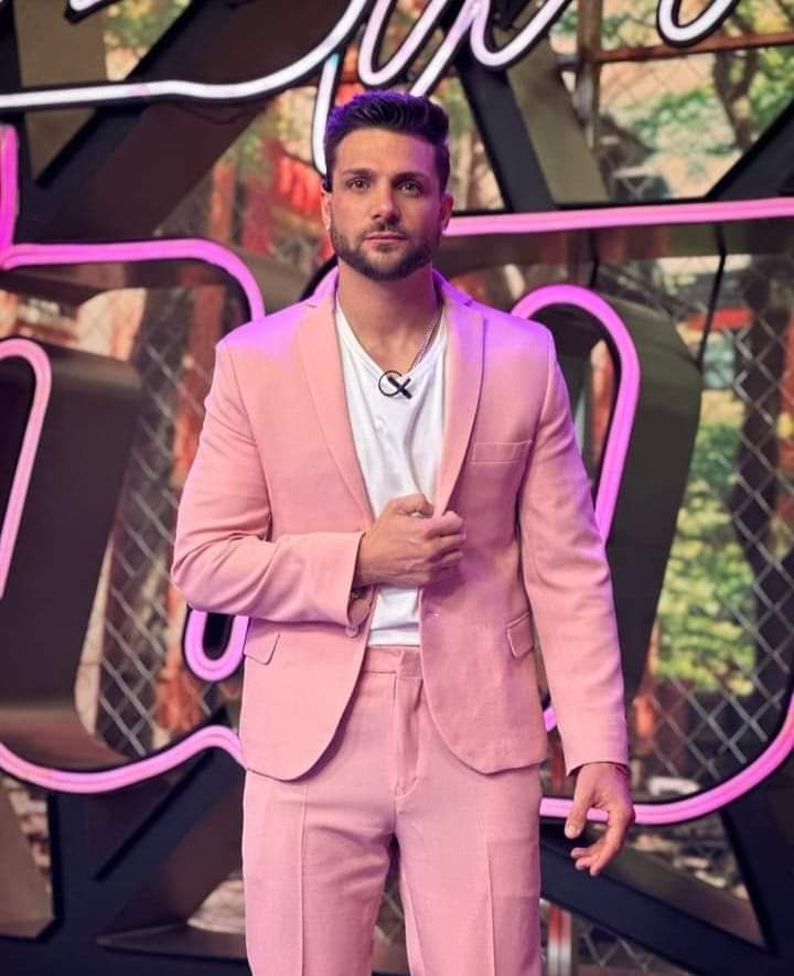 El guapo se decidió por el traje rosa para estar en el programa. #NicolaEnHoy #NicolaPorcella con lo que se ponga se ve GUAPÍSIMO 😍 Gracias Perú por darnos este regalo a las mexicanas. 
🇲🇽México 1 - 🇵🇪Perú 0 
Era suyo y lo dejaron ir 🤭💋
#QueComeMañoso #EseCulitoRico 🫶🏼❤️