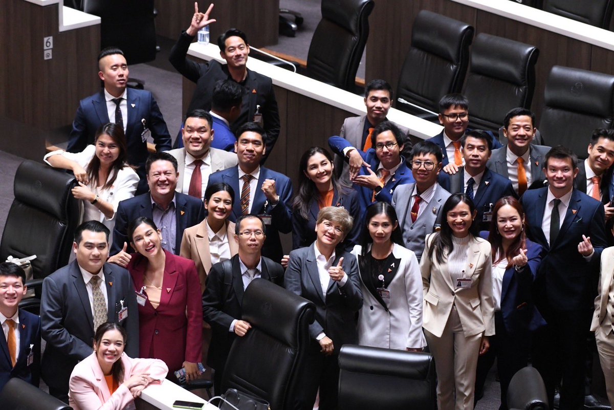 petchy66's tweet photo. ถ่ายรูปหมู่ยังไงให้โลกจดจำ ปิดประชุมวันนี้เกือบ 4 ทุ่ม อยู่กันเยอะสุดพรรคเดียวนี่แหละ เหมือนไม่มีคนคบ #พรรคก้าวไกล #กาก้าวไกลประเทศไทยไม่เหมือนเดิม พรุ่งนี้ลุยกันใหม่🥱😴😪 #เพชรกรุณพล https://t.co/9vRpZy03VV