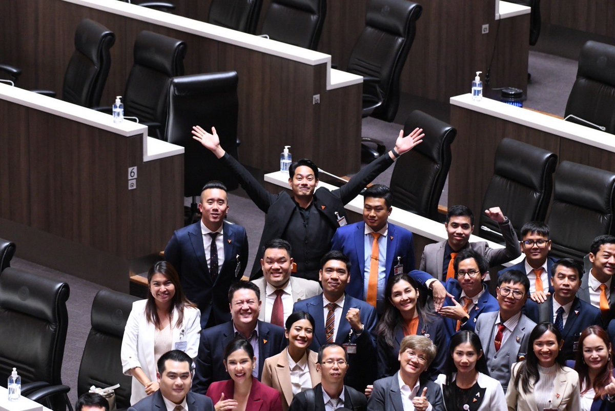 petchy66's tweet photo. ถ่ายรูปหมู่ยังไงให้โลกจดจำ ปิดประชุมวันนี้เกือบ 4 ทุ่ม อยู่กันเยอะสุดพรรคเดียวนี่แหละ เหมือนไม่มีคนคบ #พรรคก้าวไกล #กาก้าวไกลประเทศไทยไม่เหมือนเดิม พรุ่งนี้ลุยกันใหม่🥱😴😪 #เพชรกรุณพล https://t.co/9vRpZy03VV