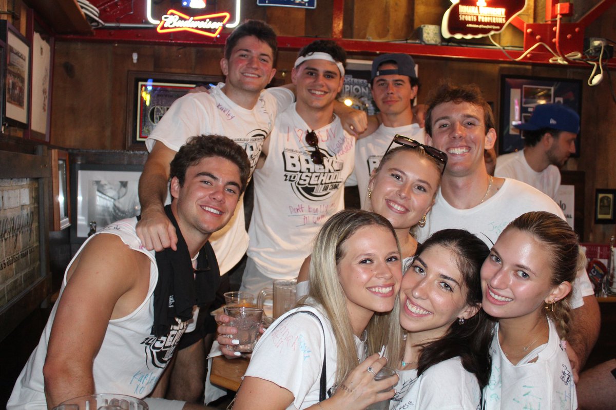 NicksEnglishHut's tweet image. Ahh, why not!? Here’s one last post from @lineleap_’s #BackToSchoolBarCrawl this past Saturday! 🎉🎉 #LineLeap #BarCrawl #NicksEnglishHut #NEH #NicksNation #VisitBtown