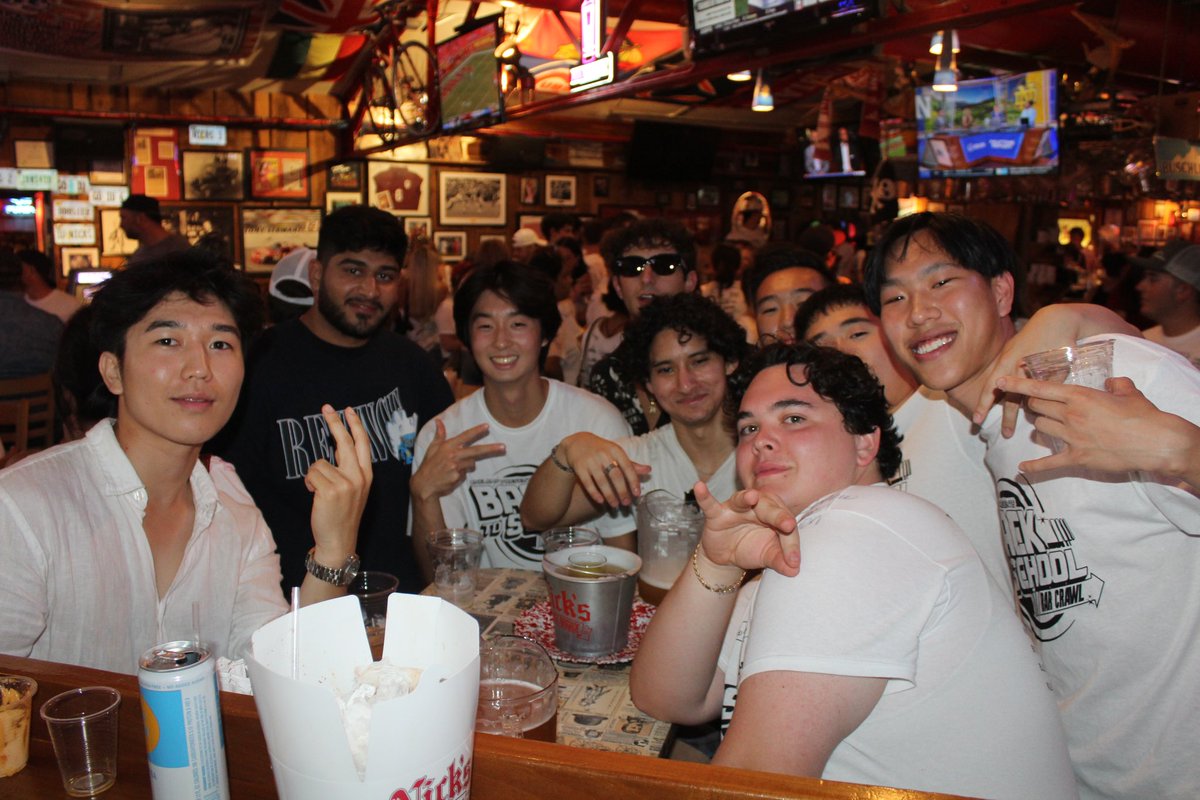 NicksEnglishHut's tweet image. Ahh, why not!? Here’s one last post from @lineleap_’s #BackToSchoolBarCrawl this past Saturday! 🎉🎉 #LineLeap #BarCrawl #NicksEnglishHut #NEH #NicksNation #VisitBtown