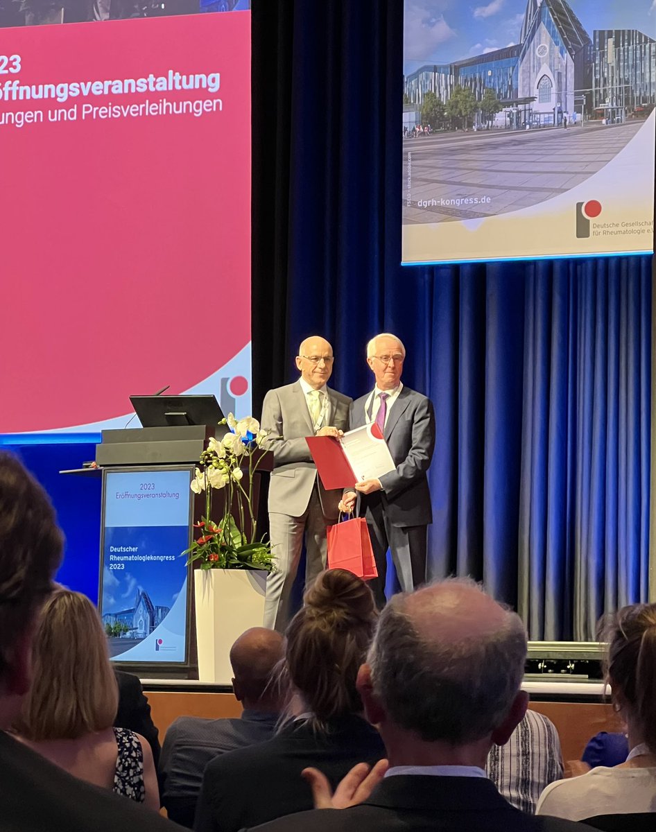 Herzlichen Glückwunsch an Prof. Matthias Schneider, der von <a href="/ChSpecker/">Christof Specker ⚕ 🇩🇪🇪🇺🇮🇹🇺🇦</a> zum Ehrenmitglied der <a href="/DGRh_Tweets/">Dt. Ges. f. Rheumatologie u. Klinische Immunologie</a> ernannt wurde. Mehr als verdient 👏🏼 #dgrh #rhmtlgy <a href="/rheumadocs/">AG Junge Rheumatologie</a>