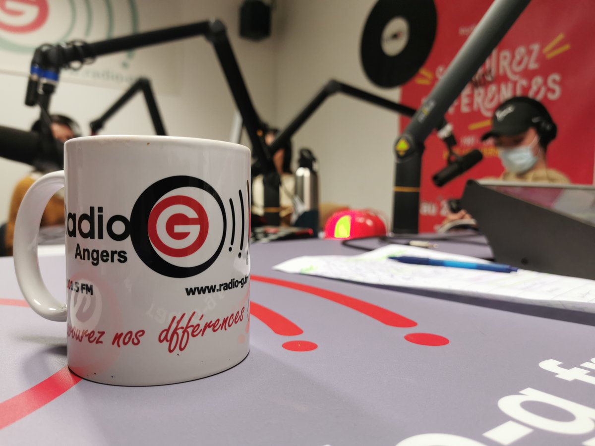 fahadioff's tweet photo. "Dans 5 minutes, je fais mon émission en DIRECT"
C'était mes mots, il y a tout juste 2 ans, quand je retournais vers un studio de radio.

Ajd, à chaque saison, je repense à @RichardJoffo @acadtvlachaine, sans qui ce rêve en serait rester un.🙏

#animation #radio #rentree #merci https://t.co/IYLewkLP97