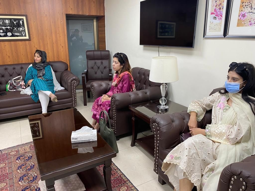 RubinakhalidPPP's tweet photo. Meeting with young doctors regarding issues related to the PMDC examination structure,assured them of all possible support to help resolve their issues. https://t.co/fMBpSCanBu