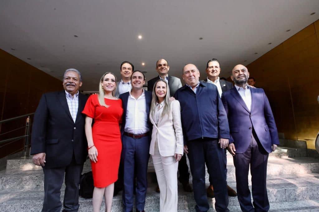 reinforma_mx's tweet photo. Se reúne gobernador electo de #Coahuila @manolojim con  @GPPRIDiputados y @SenadoPRI  durante la #PlenariaPRI, con quienes platico sobre el pasado proceso electoral y el proceso de transición que se lleva a cabo en la entidad. https://t.co/urFfWiBhSP