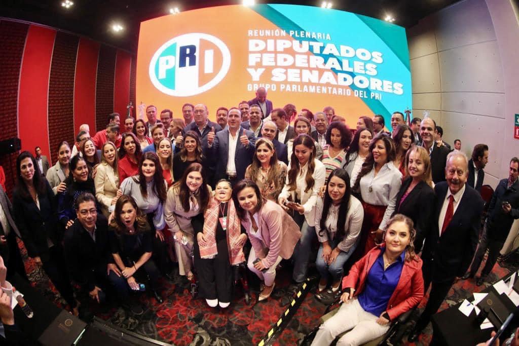 reinforma_mx's tweet photo. Se reúne gobernador electo de #Coahuila @manolojim con  @GPPRIDiputados y @SenadoPRI  durante la #PlenariaPRI, con quienes platico sobre el pasado proceso electoral y el proceso de transición que se lleva a cabo en la entidad. https://t.co/urFfWiBhSP