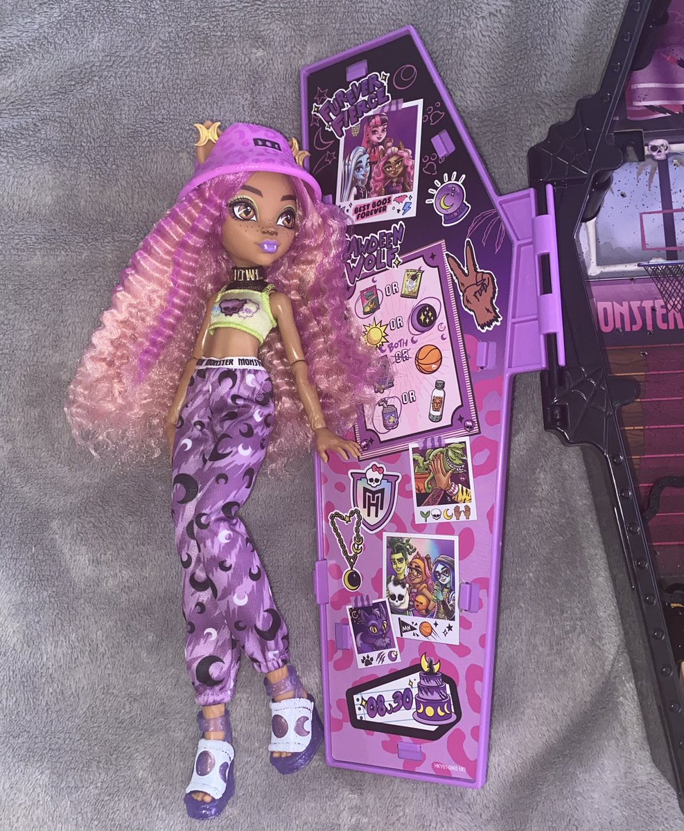 And a Happy Birthday to G3 Clawdeen!