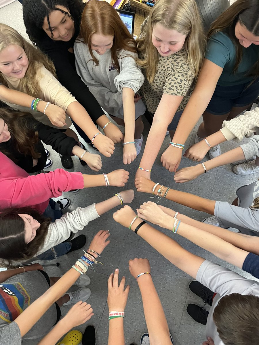 PCISGeminiAP's tweet image. Gemini House first day of school friendship bracelet activity. @taylorswift13
