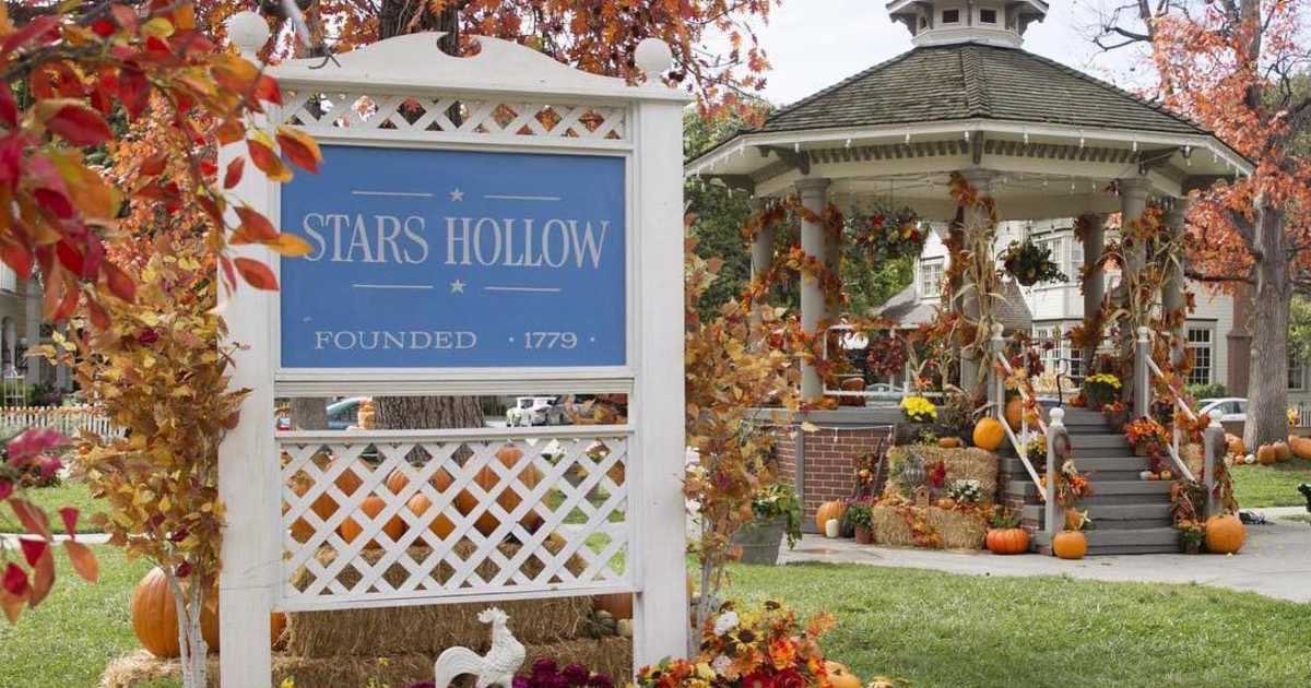 winonaddict's tweet photo. 📍 Stars Hollow, CT https://t.co/c9kpv0vSan