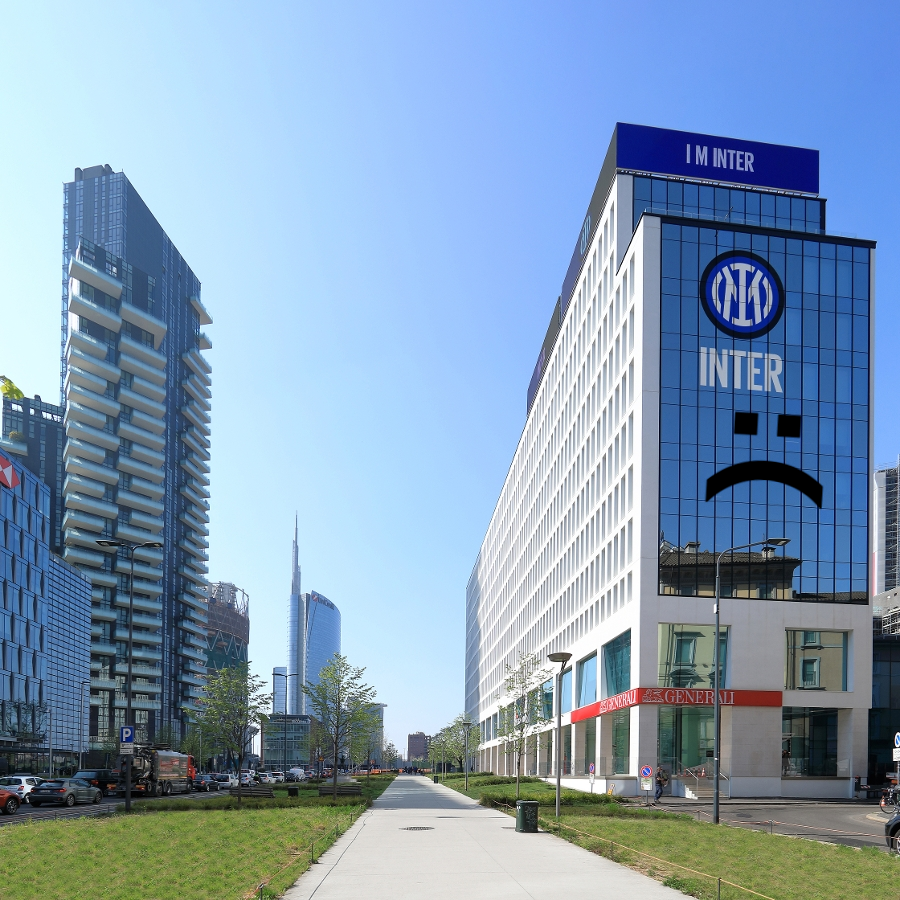 7Robymar's tweet image. "Pavard ha lasciato la sede dell'Inter"

La sede dell'Inter: